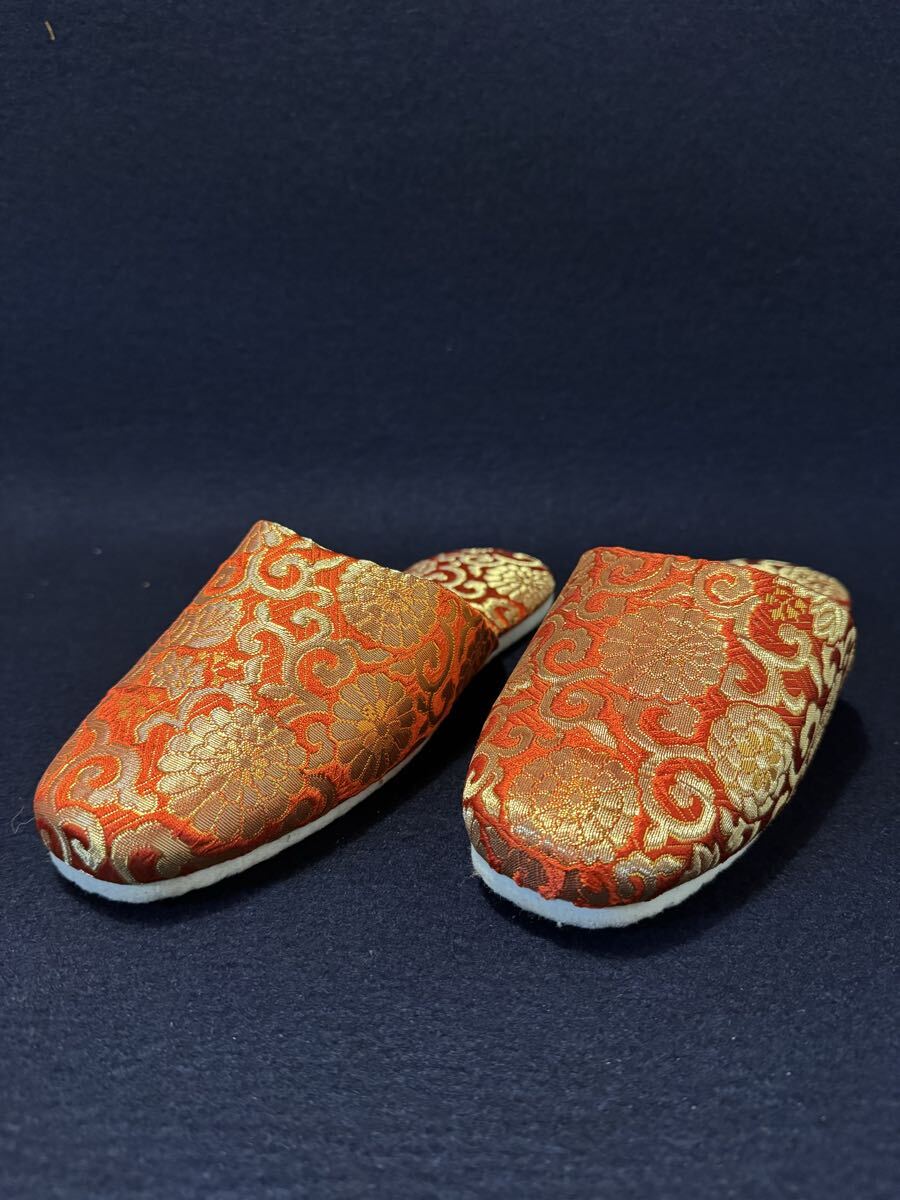 1 【金襴スリッパ】朱 法事 供養 寺院 法要 葬儀 仏具 僧侶 装束 袈裟 法衣拍卖