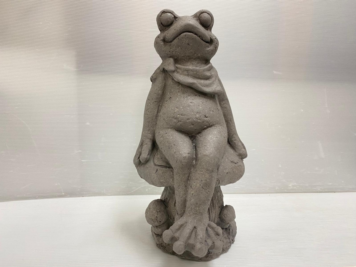 【中古品】高さ約45cm カエル 置物 ガーデンオブジェ ストーン調 キノコに座る蛙 庭や玄関に ○YR-19270○拍卖