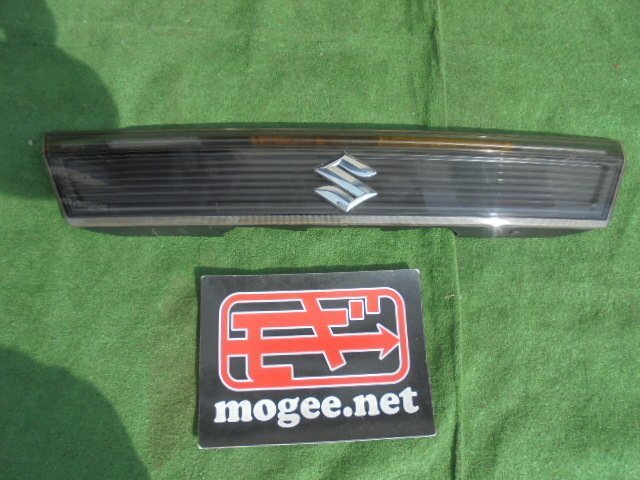 2EB3132IA4 ) スズキ ソリオ ブラック&ホワイト MA15S 2型 純正バックドアセンターガーニッシュ 83940-54M拍卖