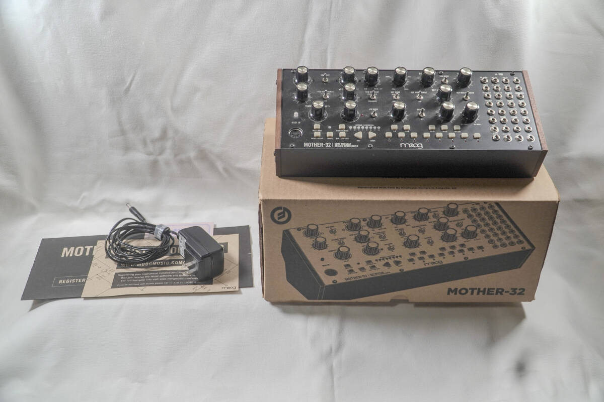 MOOG Mother-32 マザー32 セミモジュラー シンセサイザー 小傷程度 付属品・箱あり オマケあり拍卖