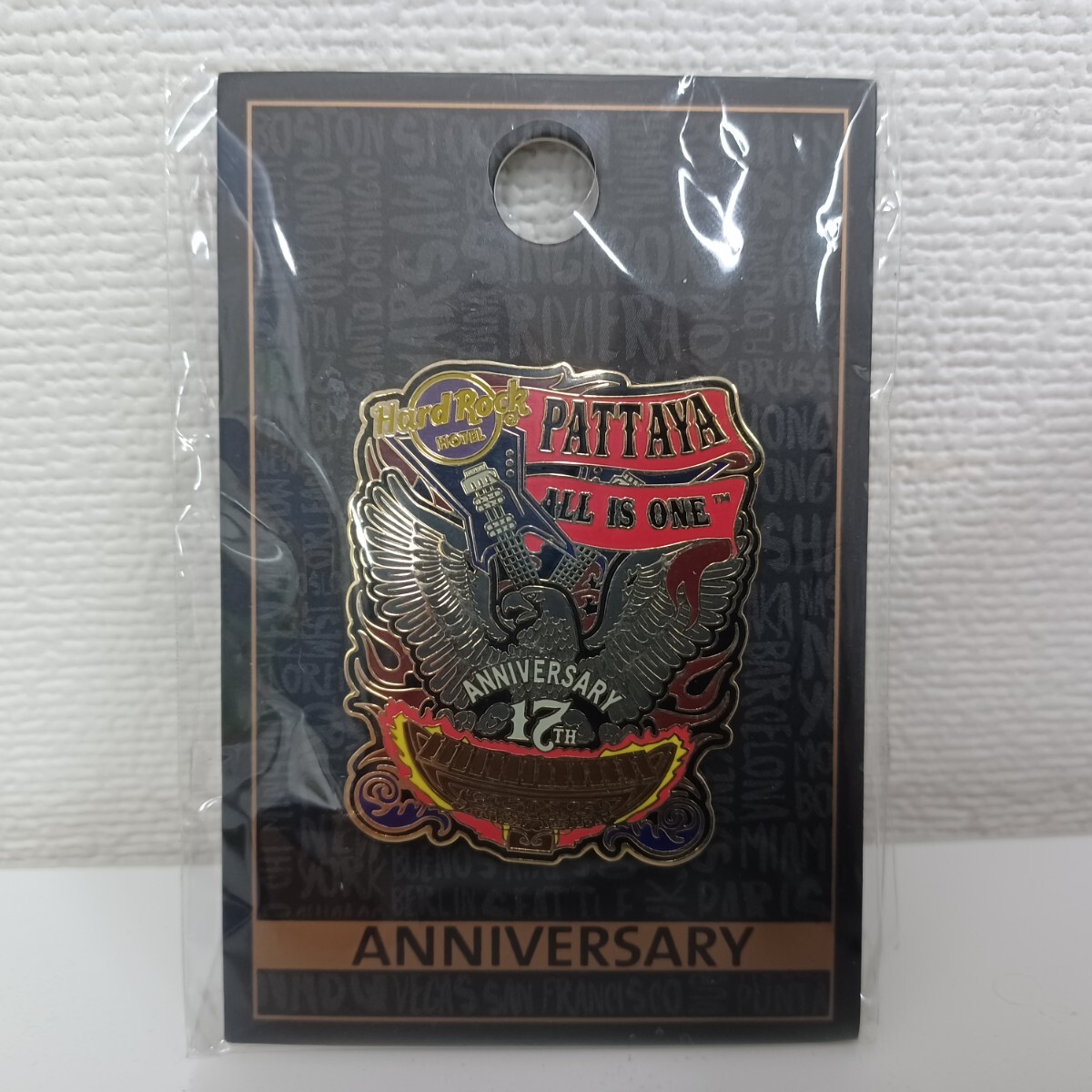 高)Hard Rock Hotel Pattaya 17th Anniversary ピンバッジ パタヤ 台紙付き ハードロックホテル 記念ピン コレクター 251104A2拍卖