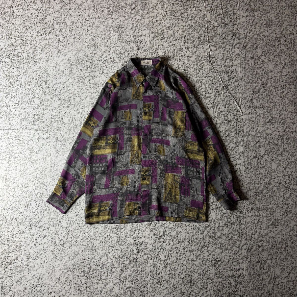 90sオールド 幾何学模様 ジオメトリック 透け感 ジャパンヴィンテージ柄シャツ Mサイズ 古着 長袖シャツ 薄手 総柄拍卖