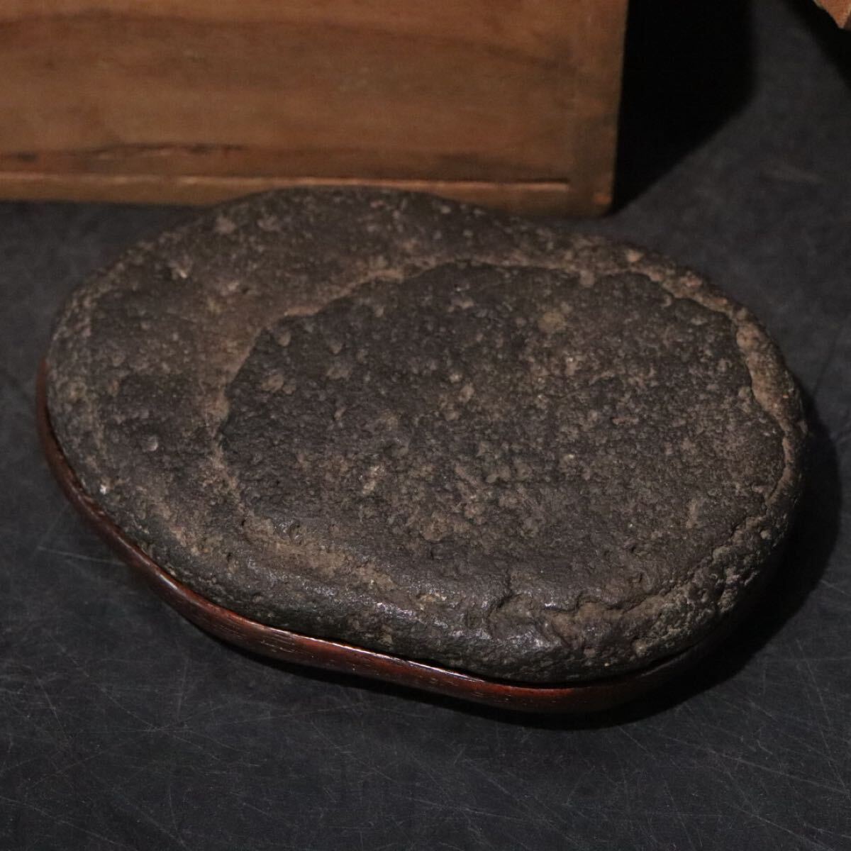 時代 鑑賞石 水石 木製台座付 共箱 / 盆石 自然石 検索: 八瀬巣立真黒石 石神 民間信仰 .B1361拍卖