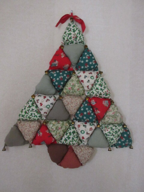 ■アンティーク【クリスマスオーナメント】■アメリカ/クリスマス綿生地/パッチワーク28個のおにぎり綿入りオーナメントツリー■63cm拍卖