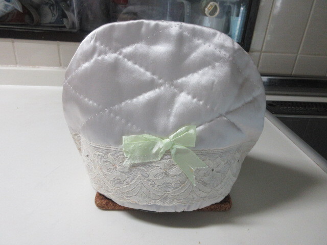 ■ハンドメイド■【ティーコゼ/ポットカバー】■豪華なフランスレース/キルトふか綿入りポットカバー■29cm×19cm■拍卖