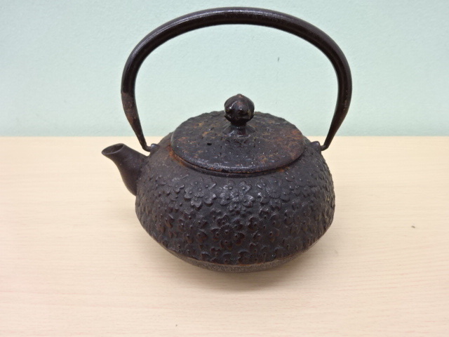 【#16110】南部鉄器 鉄瓶 桜模様 ☆刻印あり☆ 茶道具 鉄器 金属工芸 古道具 鉄瓶急須 桜 さくら ※保管品/現状品※拍卖