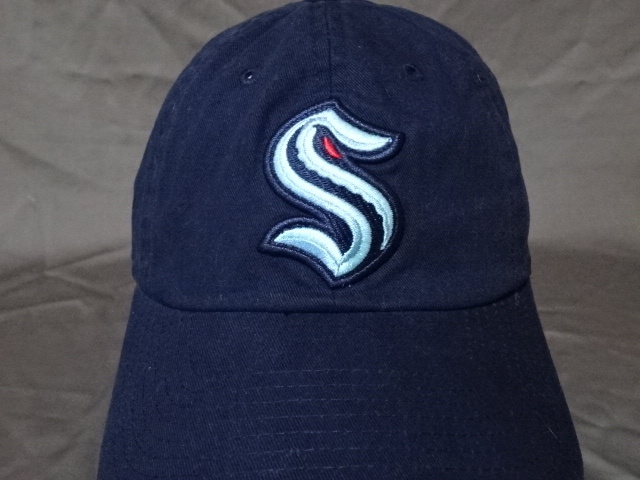 激レア USA購入【American Needle】製 NHL アイスホッケー 2021年 創設 シアトル クラーケン【Seattle Kraken】【S】ロゴ刺繍CAP 中古良品拍卖