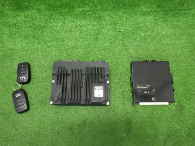 ★ヤリスクロス 5BA-MXPB10 Z M15A-FKS 2WD★エンジン スマート キー コンピューター キー セット 純正 中古 89661-5CF11拍卖