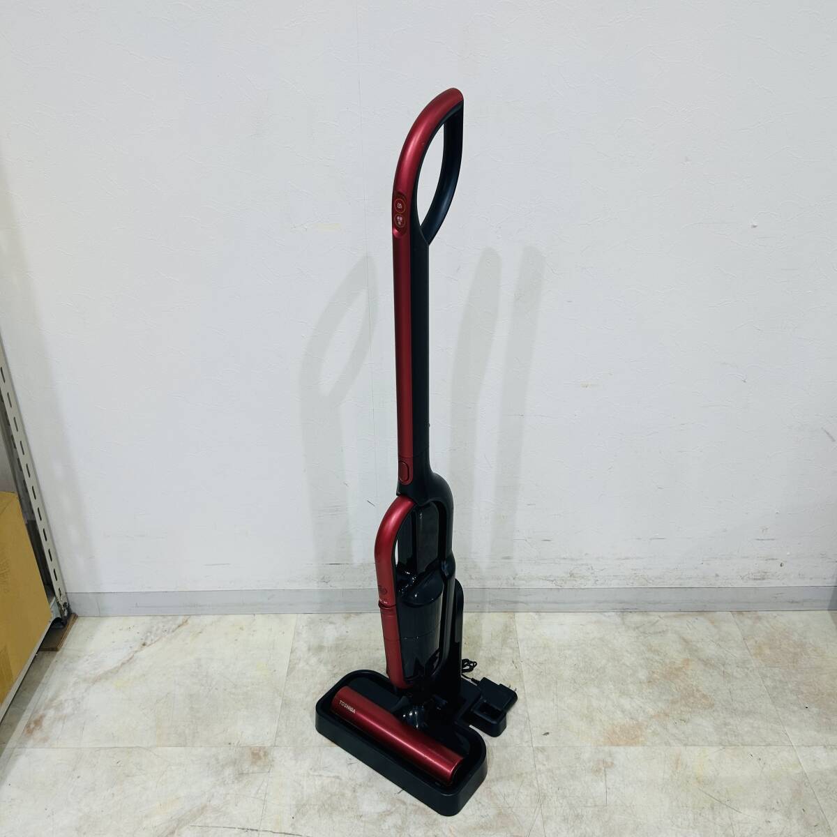 動作品 TOSHIBA 東芝クリーナー VC-WL100 レッド 2018年製 スティッククリーナー 掃除機 充電台付き コードレス QA2432 i拍卖