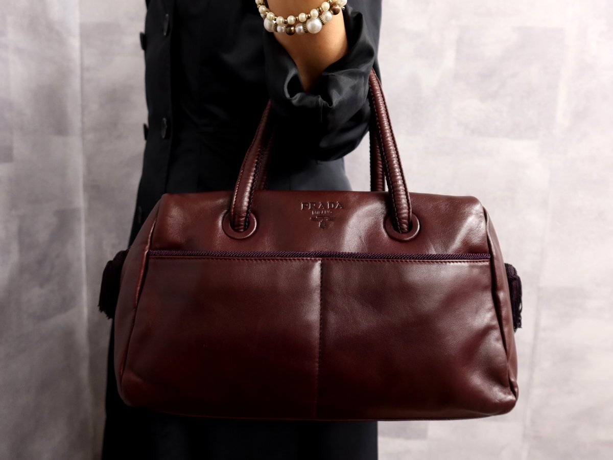 ●超美品●PRADA プラダ●ロゴ型押し●タッセル●ラム レザー 本革●ハンド バッグ●ボルドー●イタリア製●腕掛け●かばん●Js62875拍卖