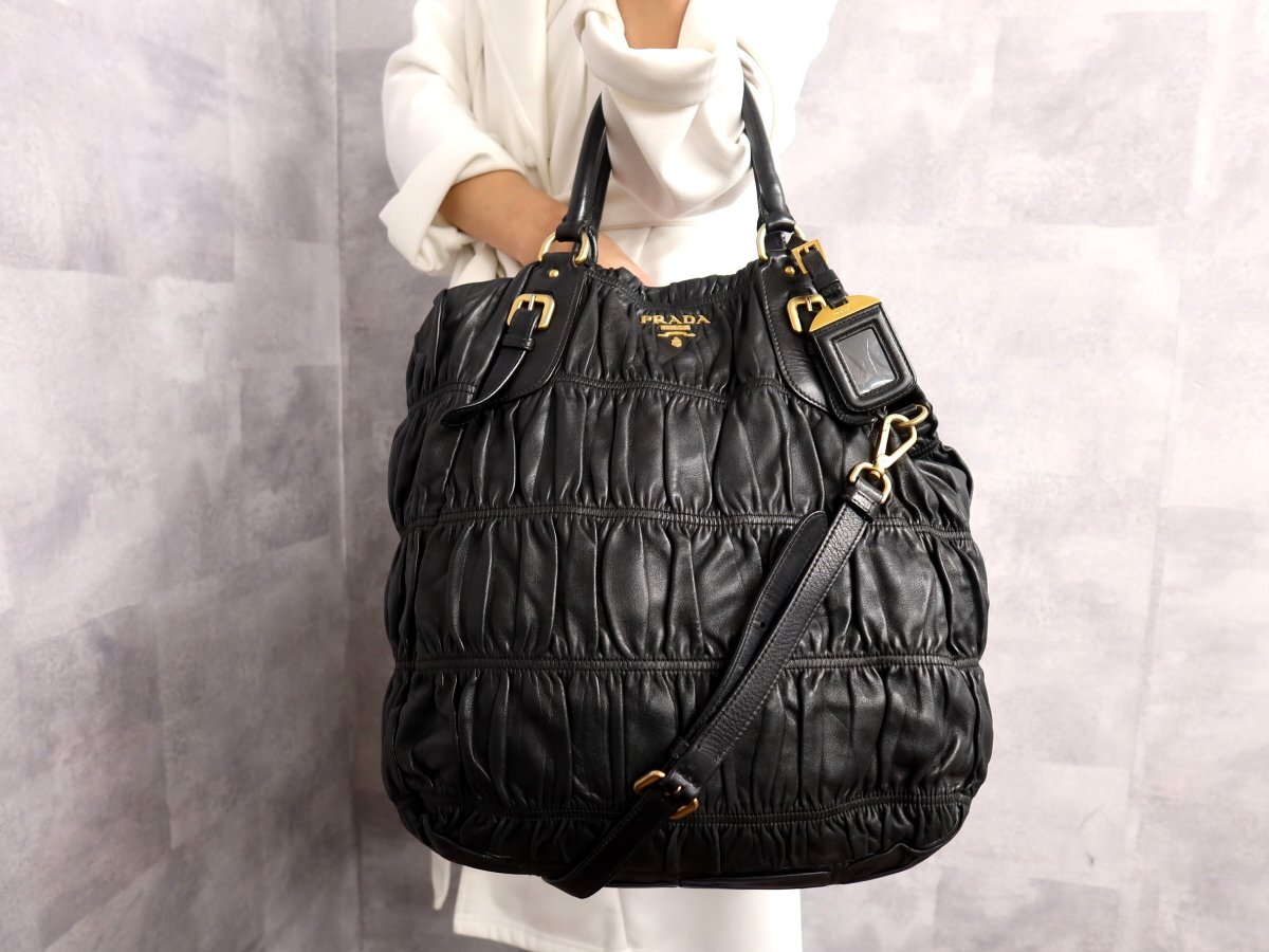 ●超美品●PRADA プラダ●ロゴ金具●ギャザー●ラム レザー 本革●2way トート ハンド バッグ●黒●ゴールド金具●イタリア製●A4●Js62855拍卖