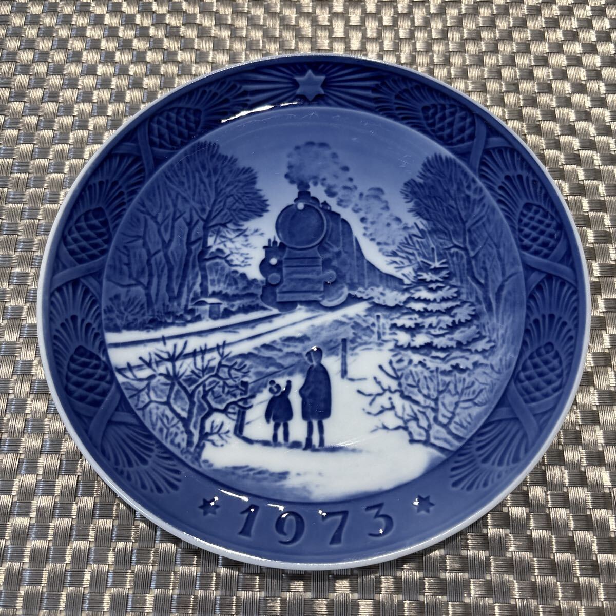 ロイヤルコペンハーゲン★イヤープレート★1973 ROYAL COPENHAGEN クリスマスの帰省拍卖