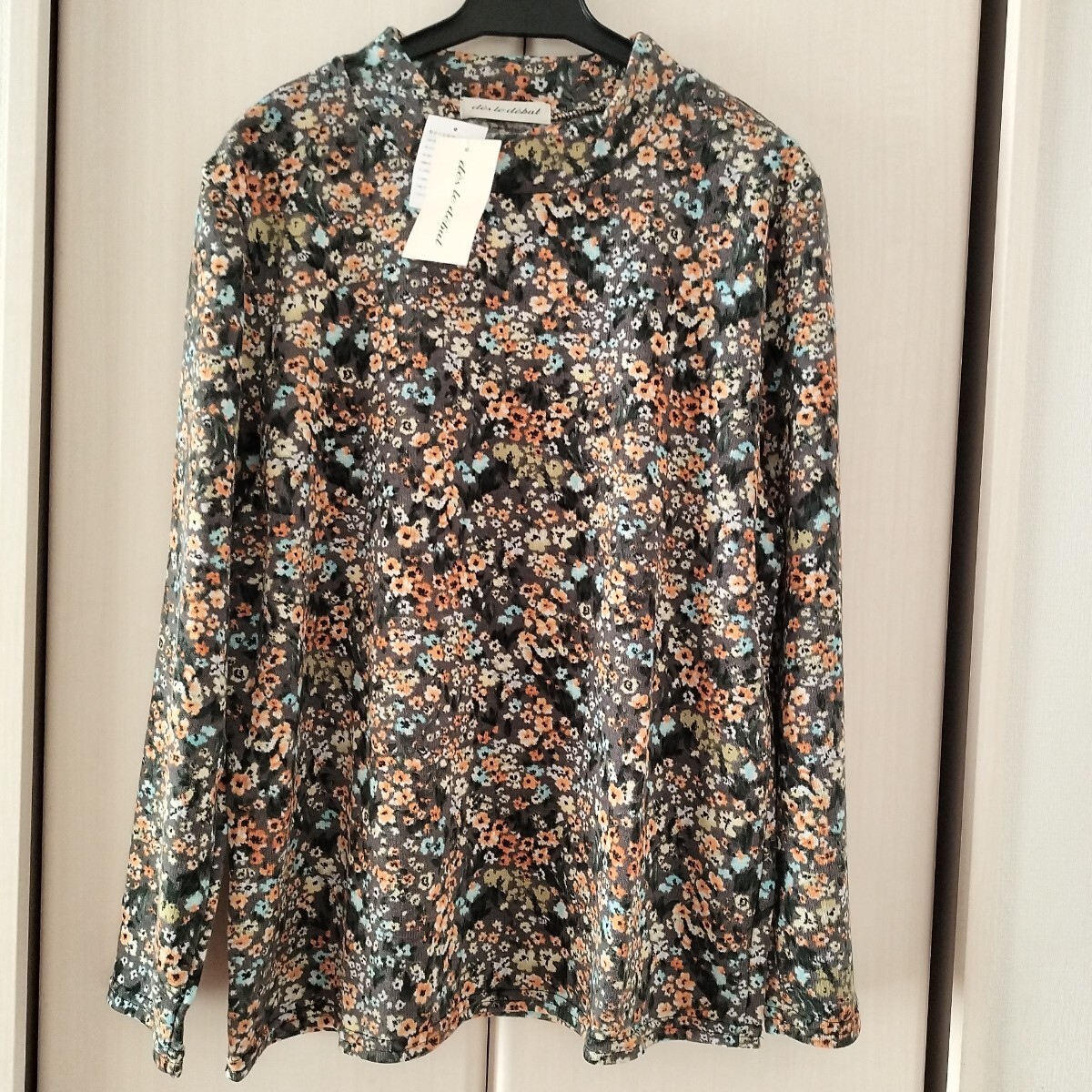 新品タグ付【M~Lサイズ】秋冬 des le debut レディース ミセス 長袖ニット カットソー ボタン 船場ニット 118466 グレー 小花柄拍卖