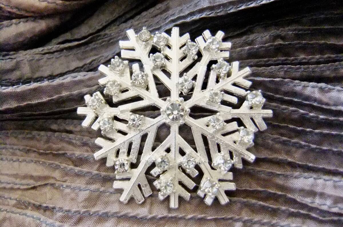 ヴィンテージ:クリアカラーストーンの雪の結晶ブローチ 5-7 拍卖