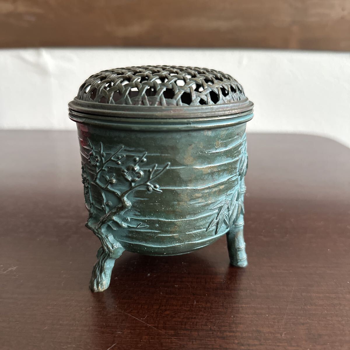 中古 香炉 銅製 精山造 松竹梅 高さ10センチくらい 三本脚 香道具 茶道具拍卖