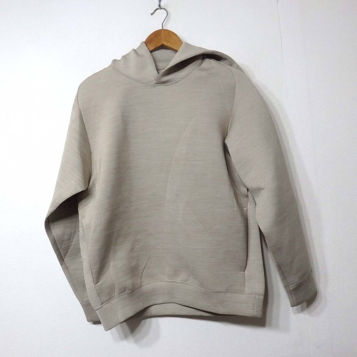 【送料無料】ユニクロ ウルトラストレッチドライスウェットプルパーカー/メンズMサイズ ベージュ拍卖