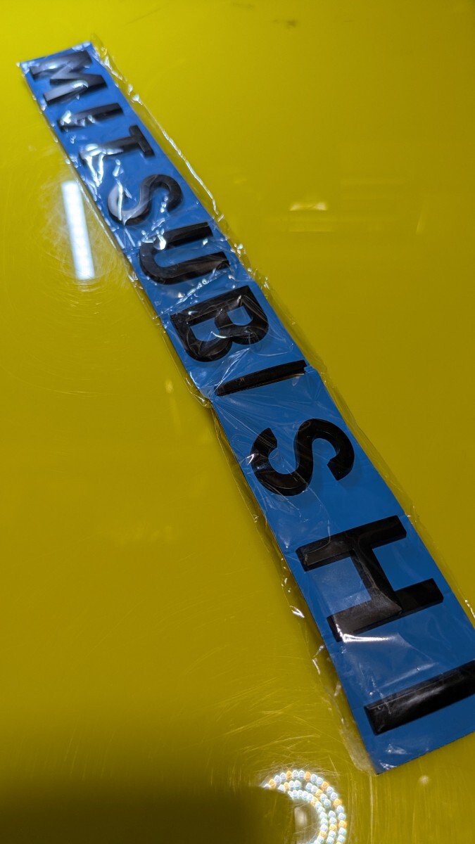 ●送料無料●三菱 MITHUBISHI 3Dエンブレム●32×350ミリ●マッドブラック拍卖