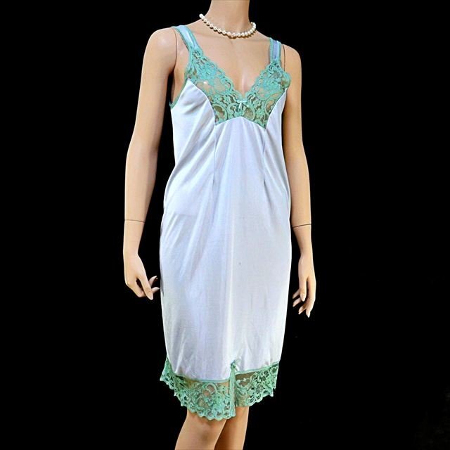 CE5-U37☆//バスト100㎝/グラマーサイズ♪トロント光沢生地とグリーンレース☆伸縮性有*スリップ※一番安価な送料はゆうパケットなら250円拍卖