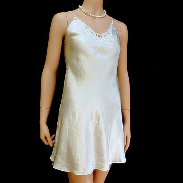 CX5-939//バスト95㎝のグラマーXLサイズ☆心地良い肌触り☆シルク素材で上品な雰囲気☆スリップ※一番安価で送料はゆうパケット250円拍卖