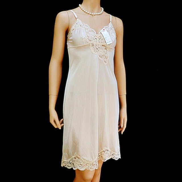 CX5-990//新品タグ付き/Lovable/NBF☆ナイロン100%☆大人フェミニンな華やぎ☆ベーシックなスリップ※一番安価で送料はゆうパケット250円拍卖