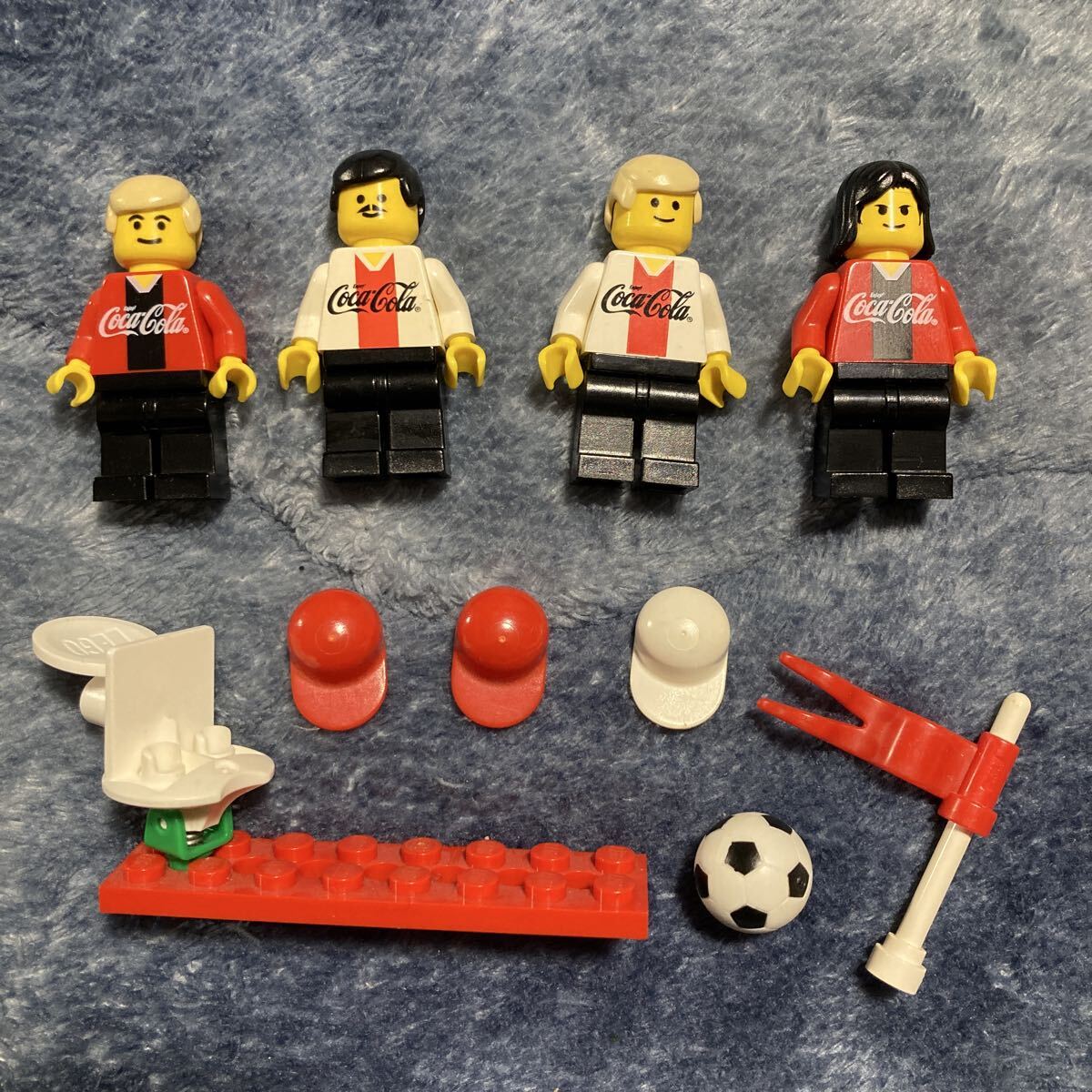 レゴ LEGO コカコーラ オリジナル サッカー コレクション ミニフィギュア 人形4体+ボール+PK台+フラッグ+帽子3個 ブロック ミニフィグ 拍卖