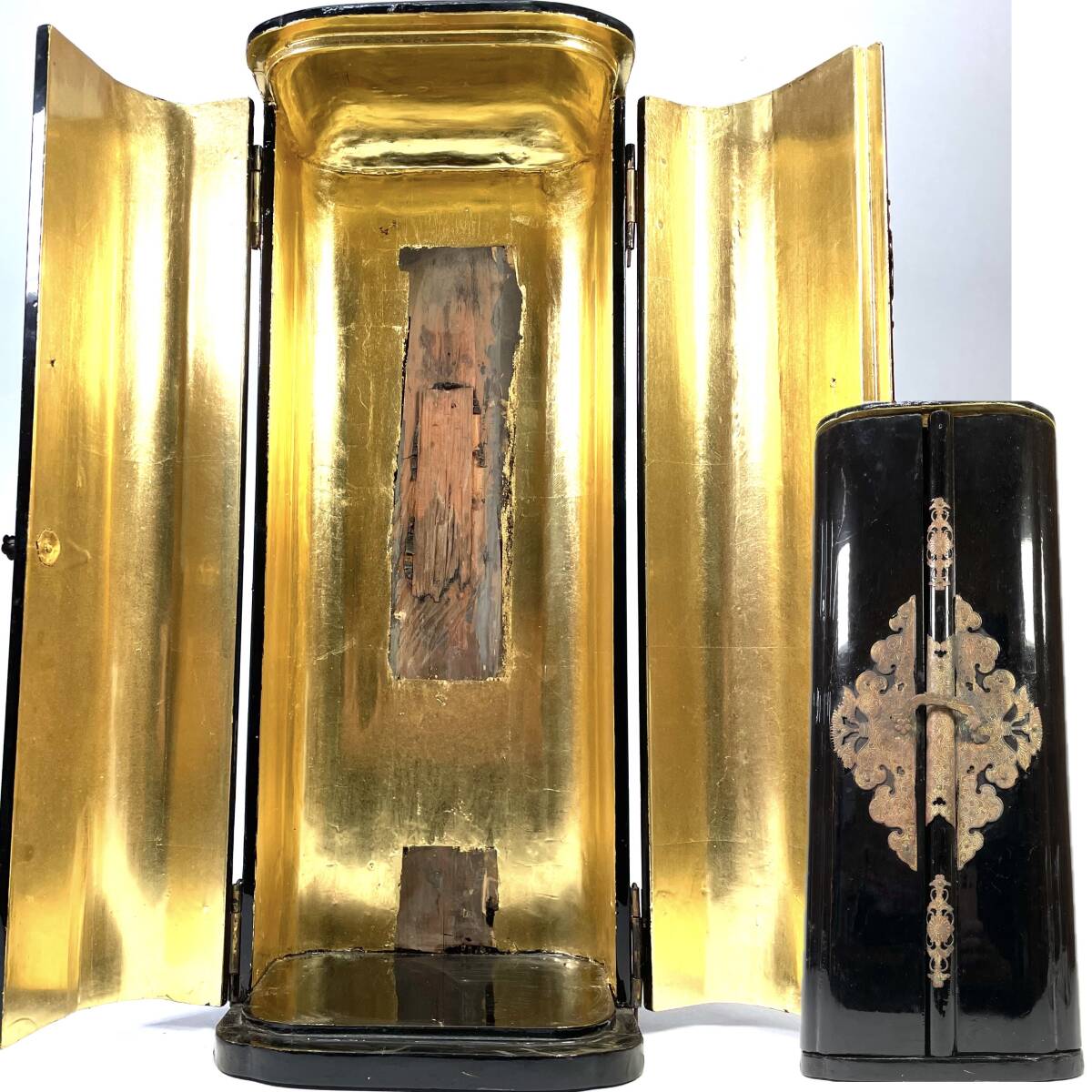 時代物 黒塗 厨子 仏教美術 仏具 仏像 古美術 漆塗り 仏像用具 木製 高さ55.5 横22cm 錺金具 彫金細工 塗り物 金箔 拍卖