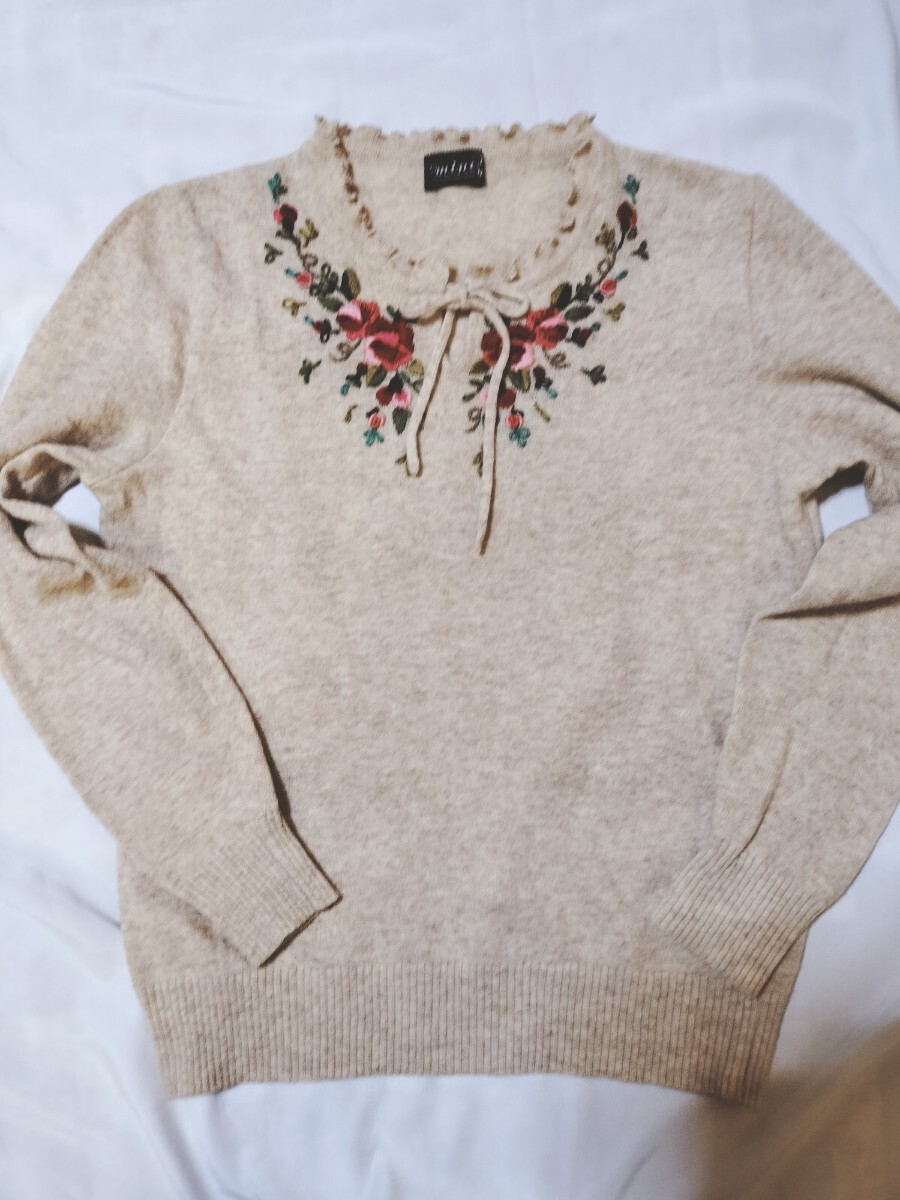 mino ニット , セーター, お花の刺繍模様がお洒落 日本製 Mサイズ 優しくお洒落 185円送 中古拍卖