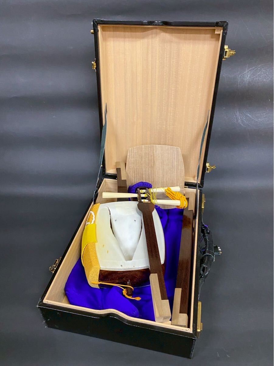 k9刻印金具 最高級糸巻 二本溝 金細 子持ち綾杉 紅木虎トチ三味線 和楽器 ハードケース 縞模様拍卖