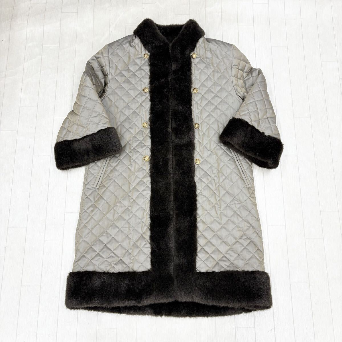 M31〓 YUKI TORII ユキトリイ ロングコート レディース サイズ9 グレージュ アウター ゴールド フックボタン キルティング 若干光沢感あり拍卖