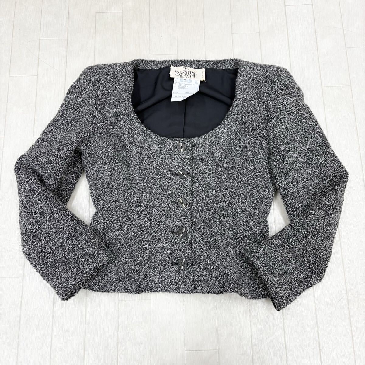 M31〓 Valentino Garavani ヴァレンティノガラヴァーニ ノーカラージャケット レディース サイズ8 グレー 上着 ブルゾン拍卖