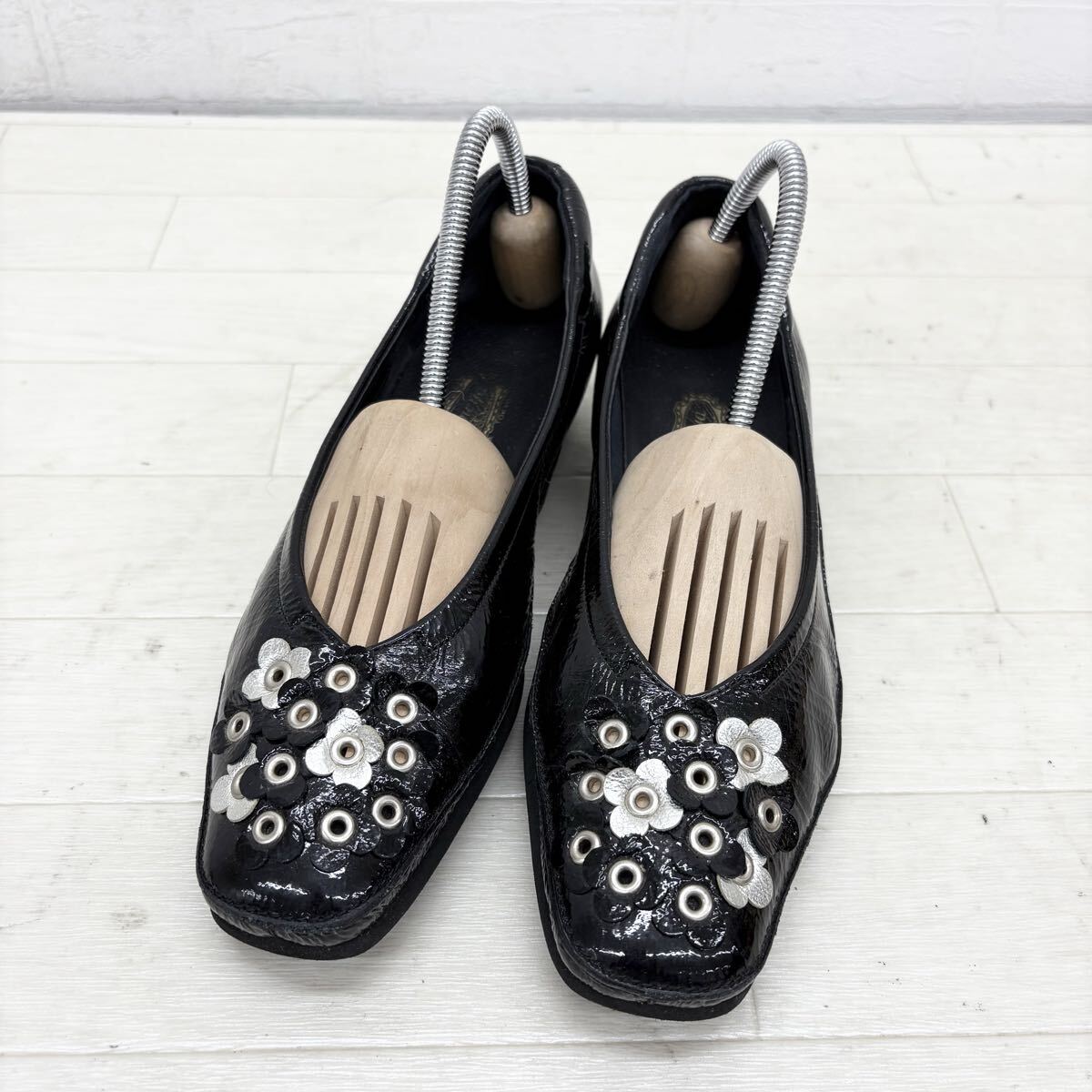1817〓 ①GINZA Yoshinoya 銀座ヨシノヤ パンプス レディース サイズ23.5 ブラック シルバー エナメル 光沢感 フラーモチーフ カジュアル拍卖