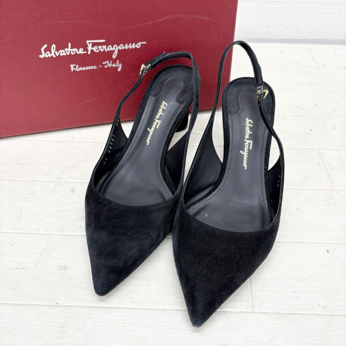 M33〓 12箱付き Salvatore Ferragamo サルヴァトーレフェラガモ バックストラップパンプス レディース サイズ7.5D ブラック スエードレザー拍卖