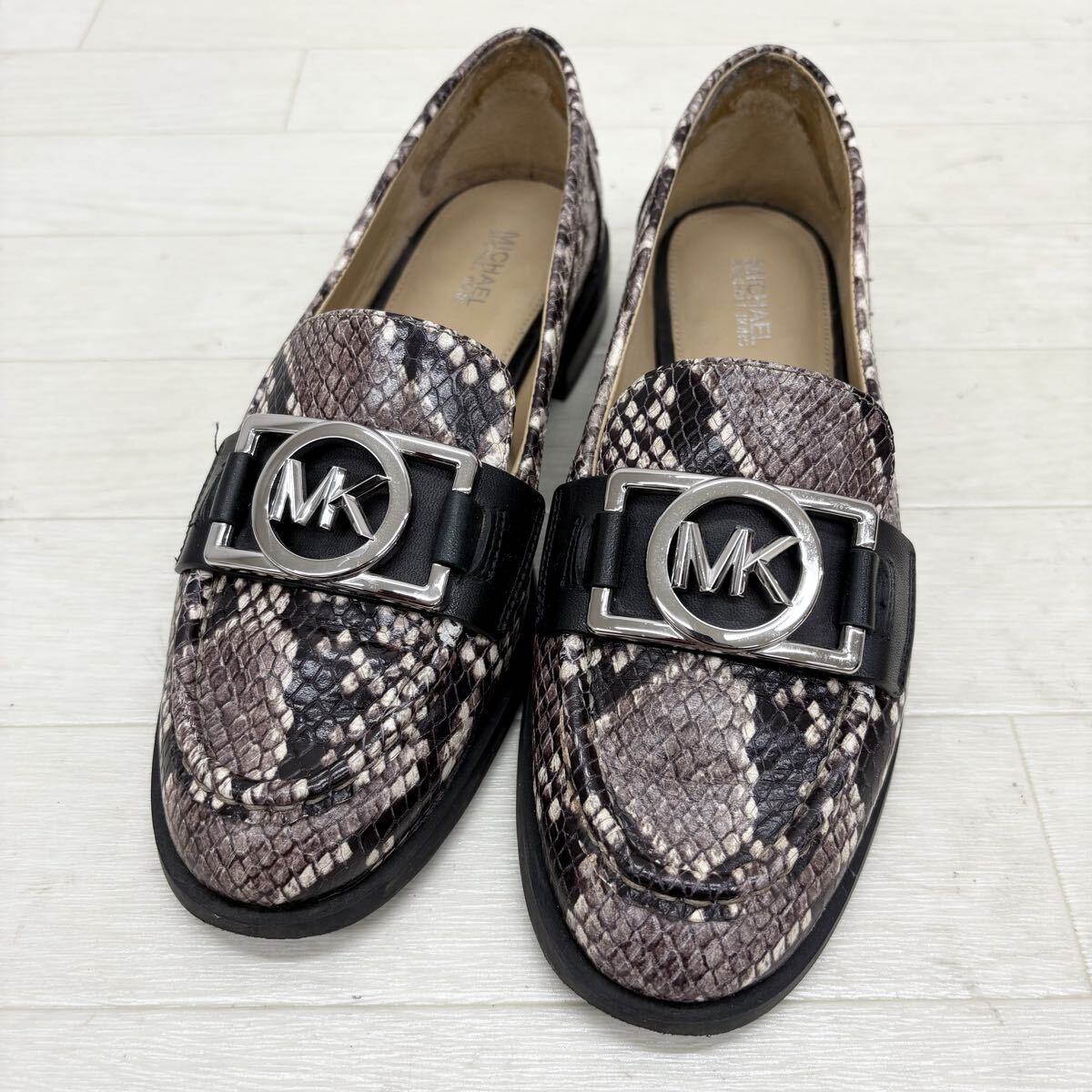 1827〓 MICHAEL KORS マイケルコース ローファー レディース サイズ5.5M ヘビ柄 パイソン柄 アニマルプリント モカシン スリッポン拍卖