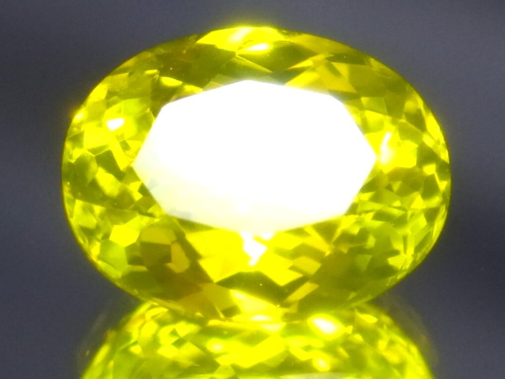 4.04ct 新品・カナリーイエローベリルカラー 合成人造宝石ヤグセラミック YAG (イットリウム・アルミニウム・ガーネット) 蛍光発色拍卖