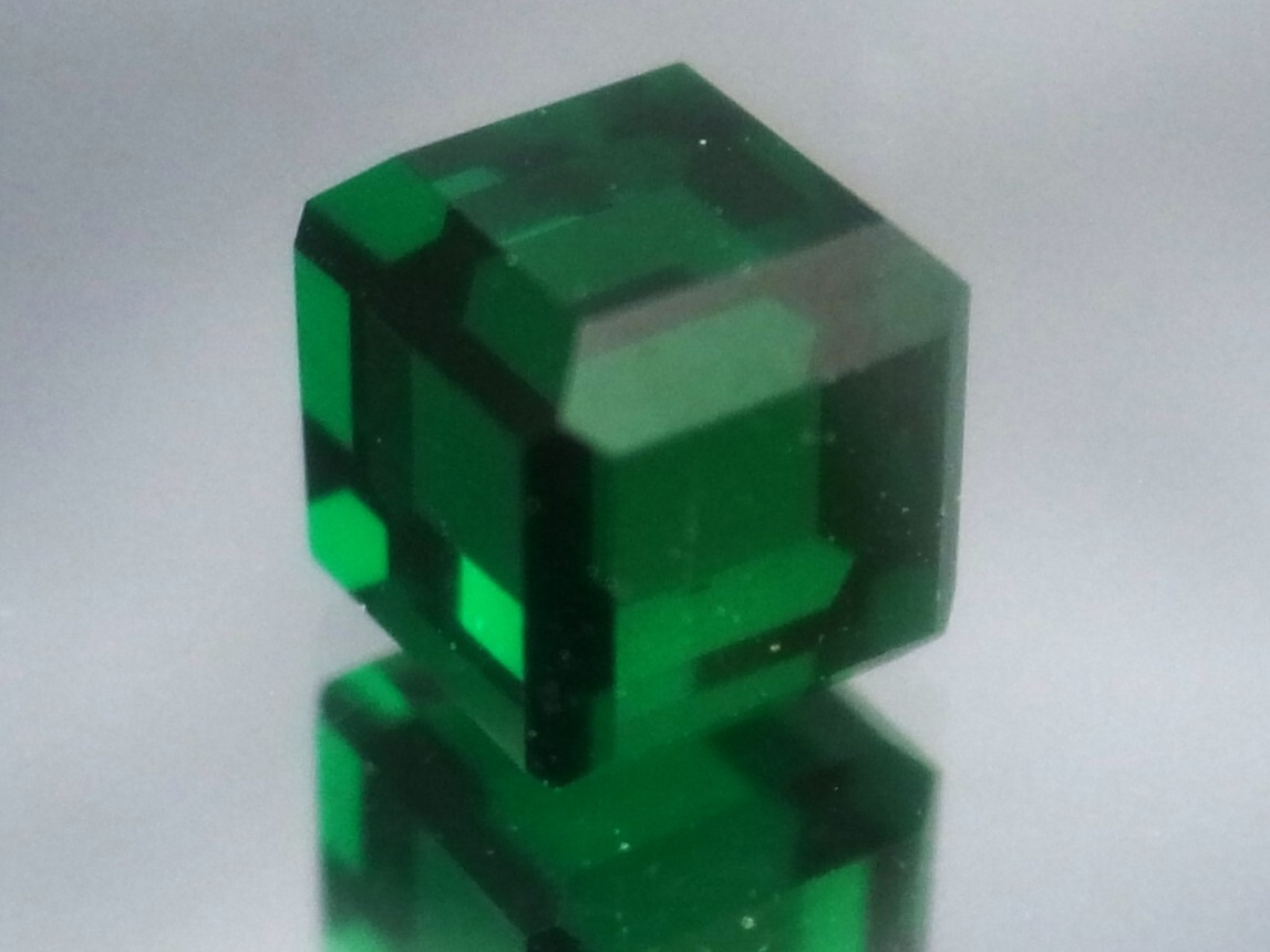 4.53ct a 新品・6㎜ エメラルドカラーキューブカット合成人造宝石ヤグセラミック YAG (イットリウム・アルミニウム・ガーネット拍卖