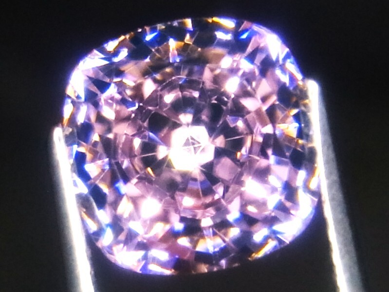 7.71ct 新品・最先端技術のレーザー光線によるクッションカット・ピンクカラーキュービックジルコニア拍卖