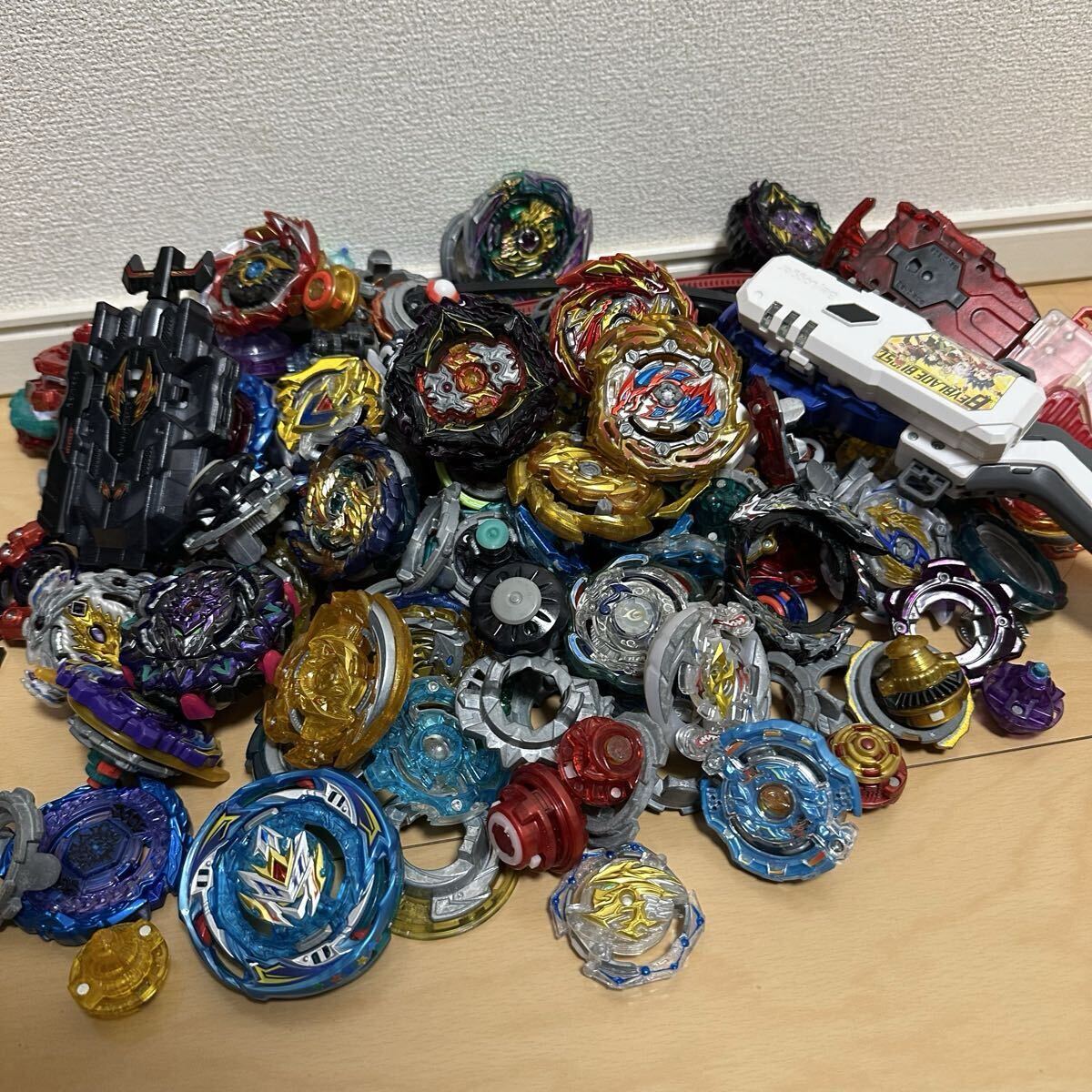 1円スタート ベイブレードバースト 引退品 パーツ大量セット ランチャー付き 5kg相当まとめ売り 超ゼツ、GT、超王、 BEYBLADE B拍卖