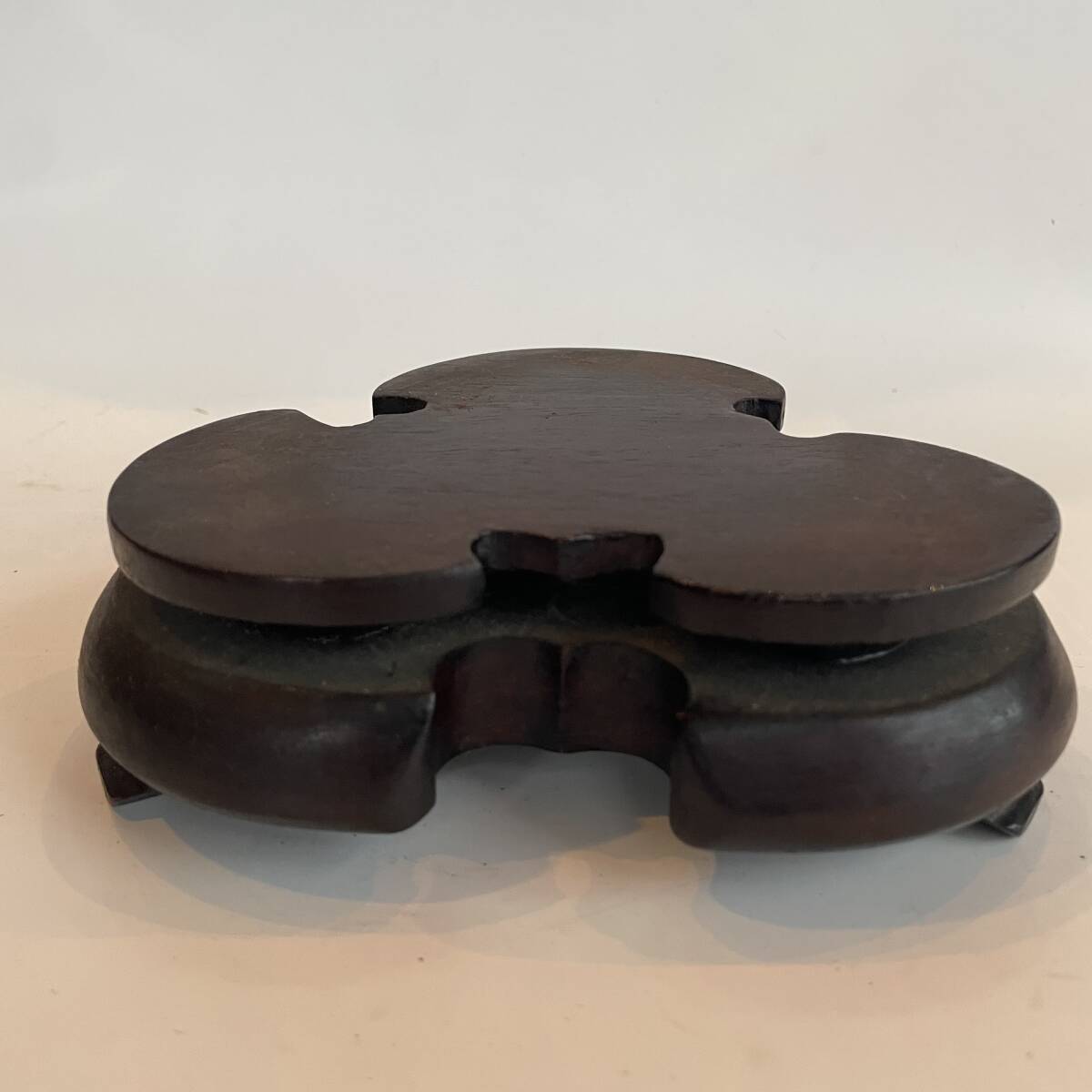 骨董 時代 木製台 台座 盆栽 紫檀 唐木 三つ葉型 梅型 三つ足 漆 水石 ディスプレイ拍卖