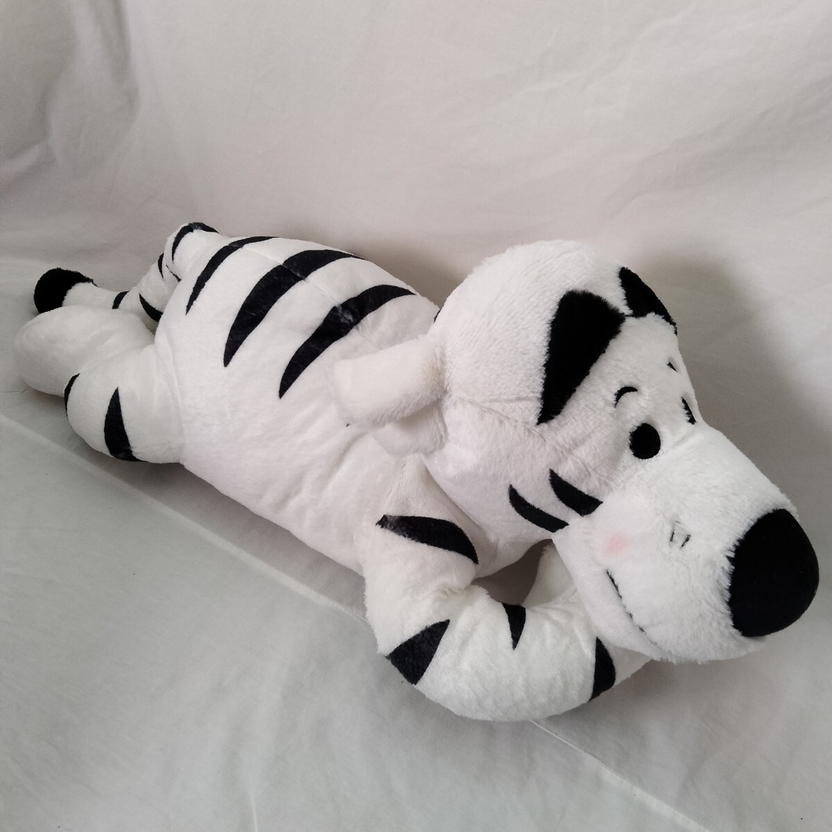 ディズニー くまのプーさん ティガー 赤いほっぺ寝そべりギガジャンボホワイトぬいぐるみ しっぽ抜いて55cm 251102拍卖