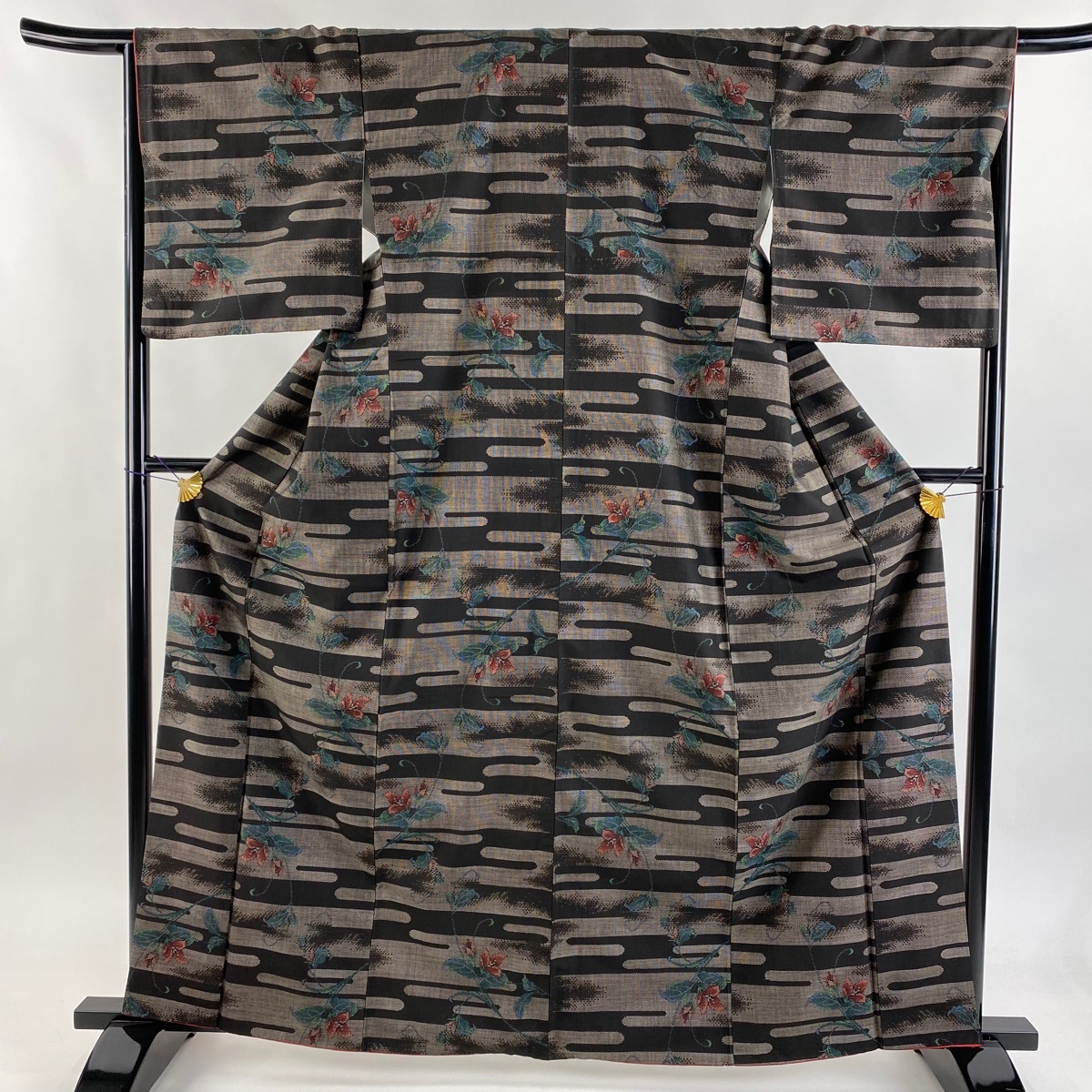 【美品】 紬 身丈163cm 裄丈65cm M 袷 やまと ヱ霞 草花 焦茶色 正絹 秀品 【中古】拍卖