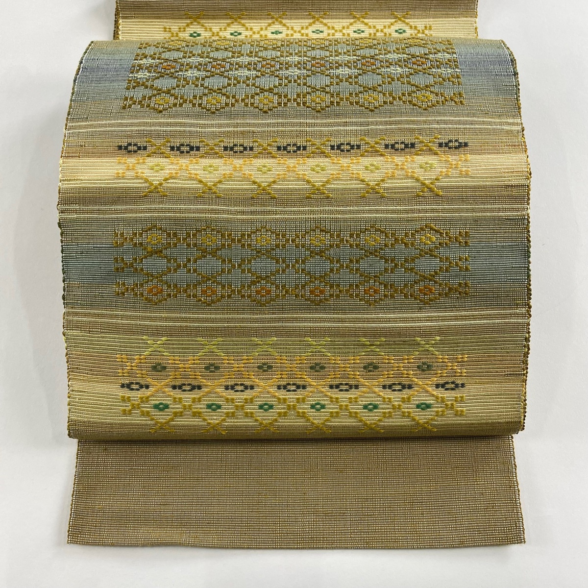 【美品】 名古屋帯 逸品 証紙 南風原花織 八寸名古屋帯 松葉仕立て 菱格子 段縞 花織 灰茶 正絹 【中古】拍卖