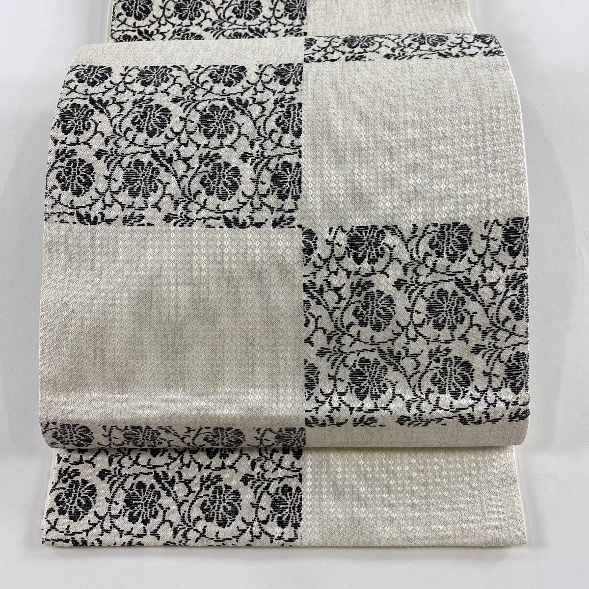 【美品】 袋帯 秀品 花唐草 市松 箔 白 六通 正絹 【中古】拍卖