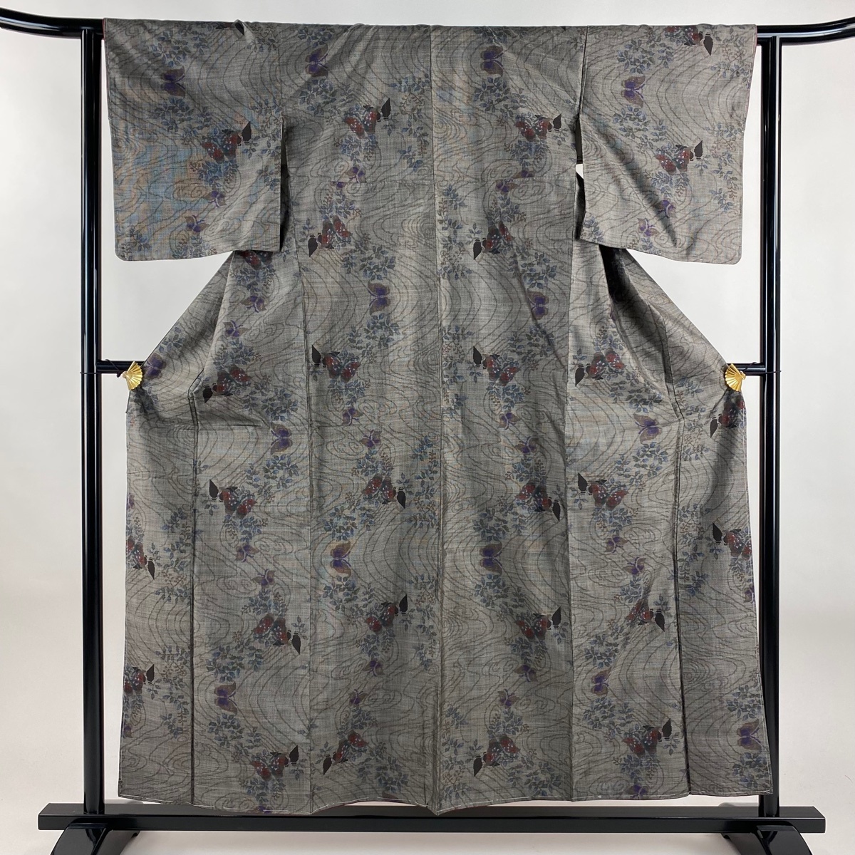 【美品】 紬 身丈157.5cm 裄丈62cm S 袷 蝶 流水 黒灰 正絹 秀品 【中古】拍卖