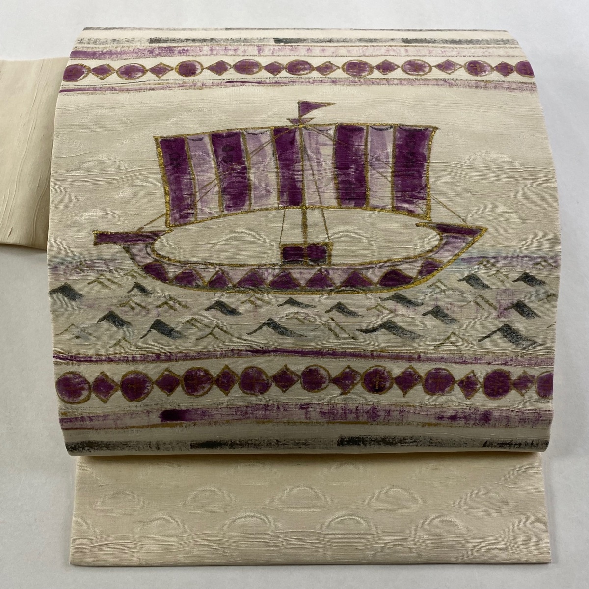 名古屋帯 逸品 帝王紫 落款 紬地 帆船 縞 金彩 クリーム 正絹 【中古】拍卖