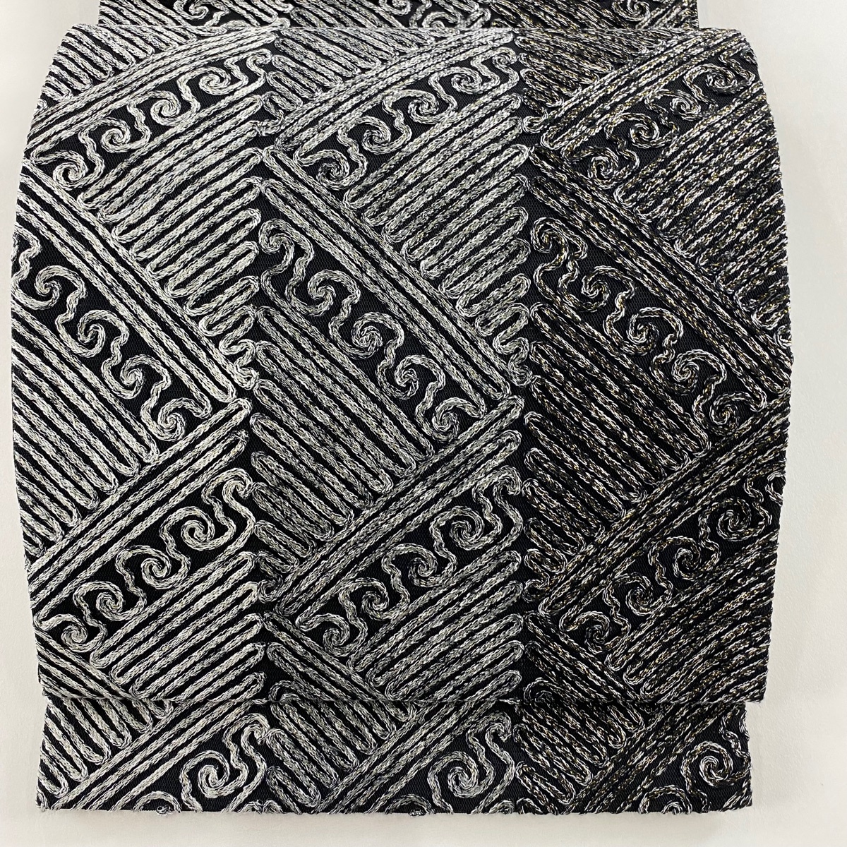 【美品】 袋帯 名品 無月 落款 幾何学 箔 黒 全通 正絹 【中古】拍卖