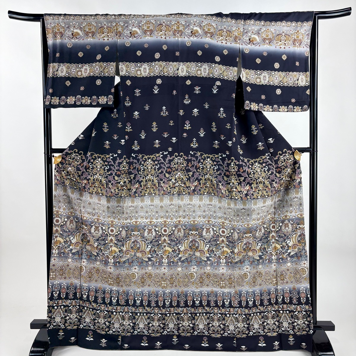 【美品】 訪問着 身丈171cm 裄丈64cm M 袷 向かい鳥 草花 金糸 刺繍 紺色 正絹 逸品 【中古】拍卖