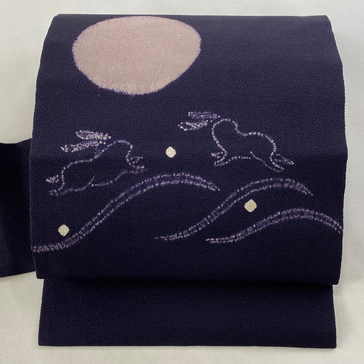 【美品】 名古屋帯 名品 うさぎ 月 絞り 縮緬 濃紫 正絹 【中古】拍卖