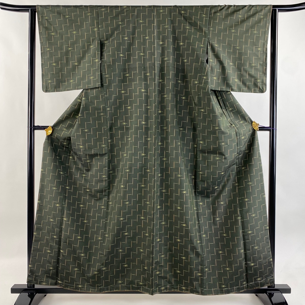 【美品】 紬 身丈160.5cm 裄丈63cm S 袷 燕 幾何学模様 深緑 正絹 名品 【中古】拍卖