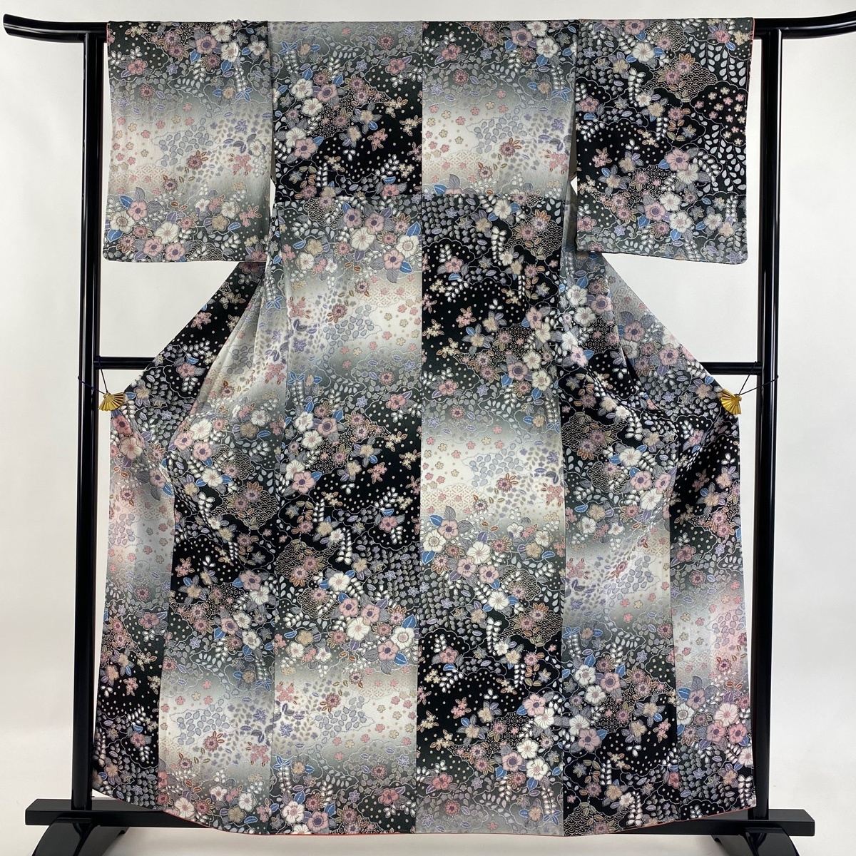 【美品】 小紋 身丈160.5cm 裄丈62cm S 袷 英 辻が花柄 雲文 染め分け ぼかし 黒 化繊 秀品 【中古】拍卖