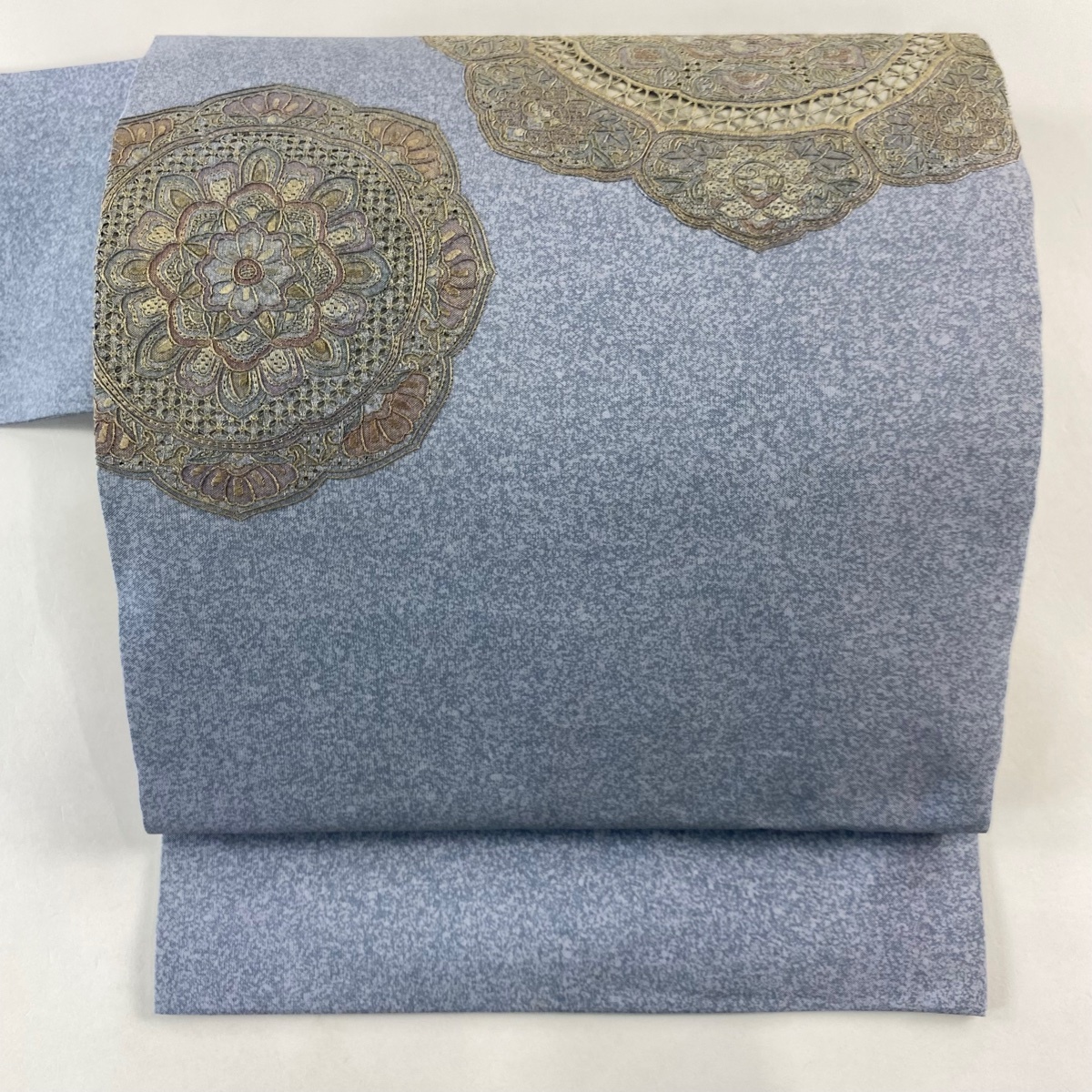 【美品】 名古屋帯 秀品 華文 絵皿模様 刺繍 金彩 青灰色 正絹 【中古】拍卖